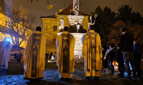 Ilustračná fotografia rodiny zúčastňujúcej sa na svätej omši.