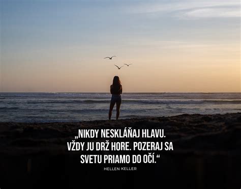 Tematické foto: Šálka kávy s východom slnka a motivačný citát.
