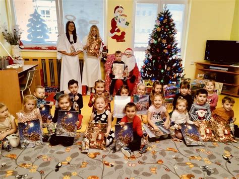 Mikuláš s anjelom rozdávajú darčeky deťom v materskej škole