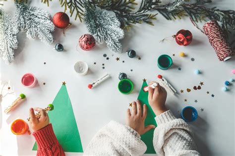 schéma alebo fotokoláž s nápadmi na kreatívne vianočné aktivity pre deti