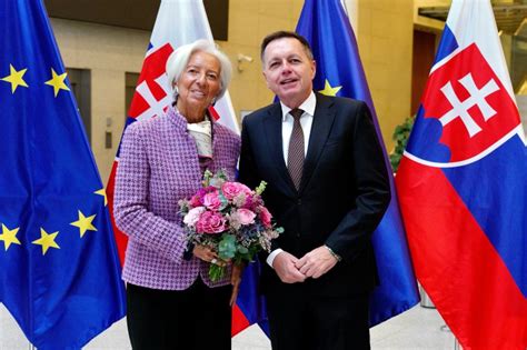 detailná fotografia bohato zdobenej historickej party zo Slovenska