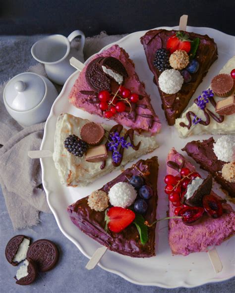 Ilustračné foto s rôznymi sladkosťami a tortou