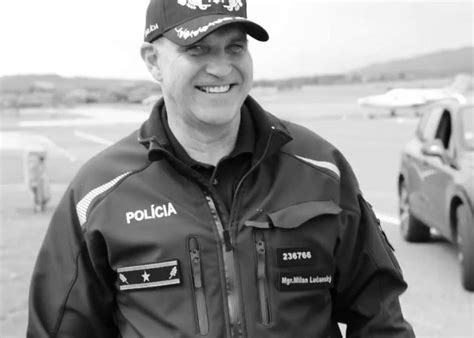 Osoba s úsmevom si vyberá tortu so sviečkami