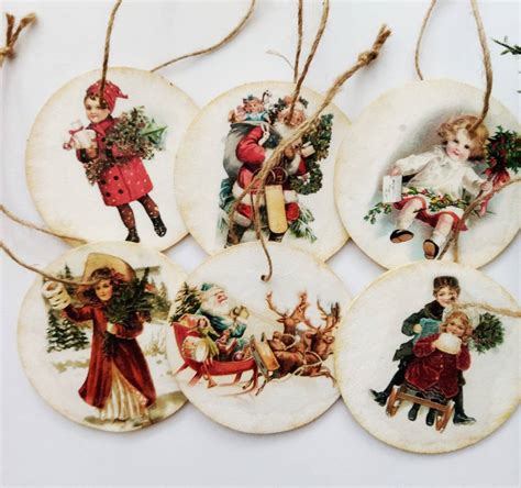 Ilustrácia rôznych štýlov vianočných ozdôb: klasické gule, drevené figúrky, škandinávske dekorácie