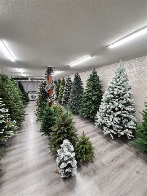 Koláž rôznych typov umelých vianočných stromčekov s rôznym ihličím (2D, 3D) a povrchovou úpravou (zasnežené, s šiškami)