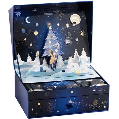 Tematické foto adventného kalendára Douglas s kozmetickými produktmi