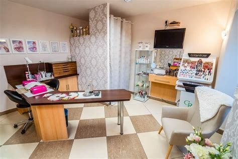 Ilustrácia: salón krásy s rôznymi možnosťami účesov a make-upu