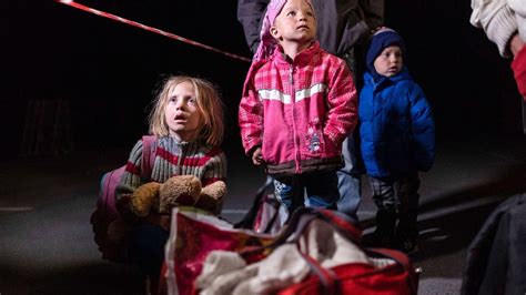 Ilustrácia nemeckého vianočného trhu s ľuďmi pijúcimi Glühwein.