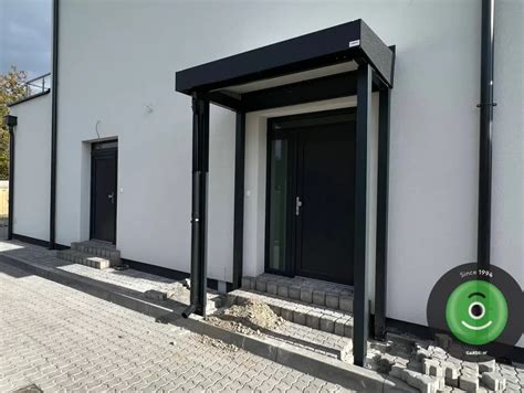 Vchod do kostola zdobený kvetinovým oblúkom a stuhami