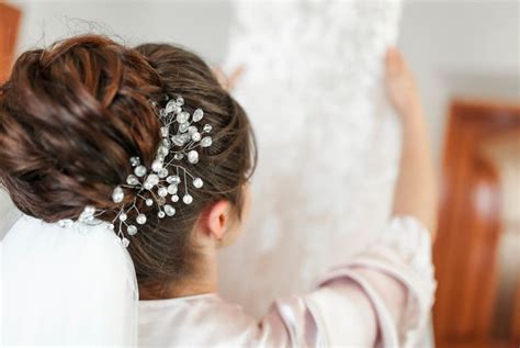 Detailné zábery na krajčírske detaily a svadobné doplnky