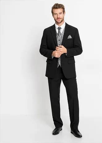 Detail čierneho obleku s farebnou kravatou a vreckovkou.