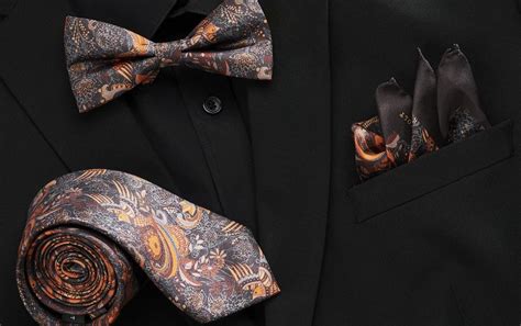 Rôzne farebné a vzorované doplnky k čiernemu obleku.