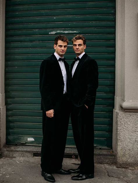 Muž v smokingu podľa dresscodu Black Tie.