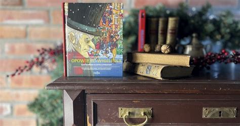 Ilustrácia Ebenezera Scroogea s Duchom súčasných Vianoc a rodinou Cratchitovcov