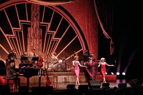 Tematické foto z koncertu Postmodern Jukebox v štýle Veľkého Gatsbyho s publikom
