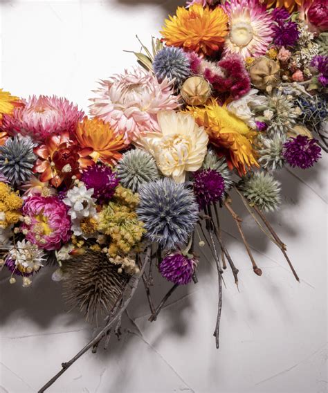 fotografia jarného venca z prútia a sušených kvetov