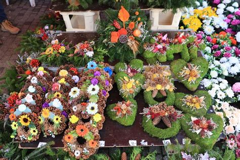 Ilustrácia rôznych typov vencov: dožinkový, jarný, dušičkový, adventný