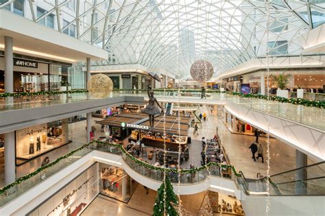 Moderné nákupné centrum Eurovea na nábreží Dunaja, obľúbené miesto pre vianočné nákupy.