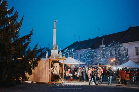 Tematické foto adventných trhov v Krakove s historickými budovami v pozadí