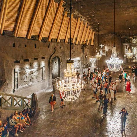 Interiér soľnej bane Wieliczka s kaplnkou alebo sochami