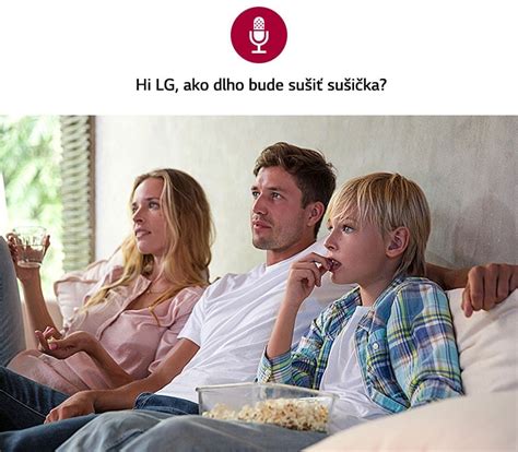 Rodina sledujúca film na záhradnom kine