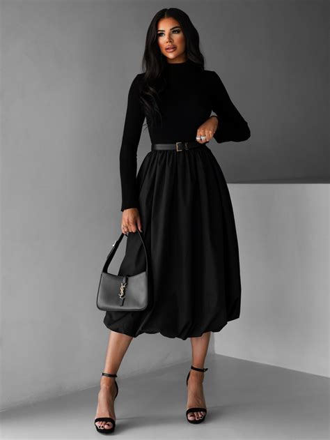 fotografia tematicky vyzdobeného stola s balónovou girlandou