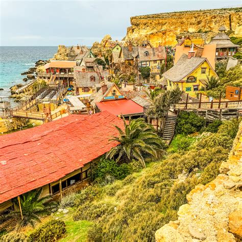 Farebné domčeky Popeye Village na pobreží