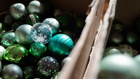 Detail ručne maľovanej bielej sklenenej vianočnej gule so vzorom snehovej vločky