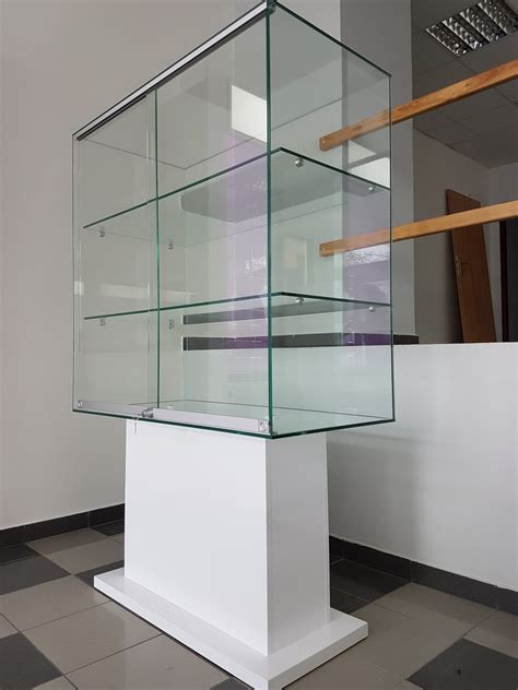 Fotografia vitríny s rôznymi sklenenými figúrkami a úžitkovými predmetmi