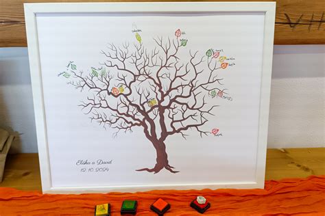 Ukážka svadobného stromu na plátne s odtlačkami hostí