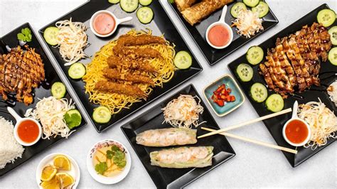 farebná koláž rôznych chutných jedál