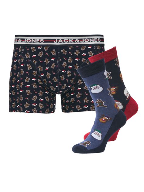 Ilustračná fotografia rôznych druhov pánskych ponožiek a spodnej bielizne