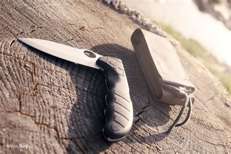 Fotografia multifunkčného vreckového nožíka a outdoorovej baterky