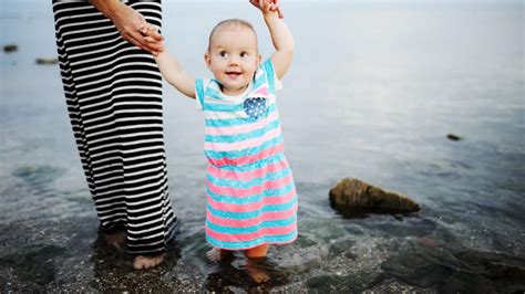 Ilustrácia zobrazujúca otca a dieťa držiacich sa za ruky.