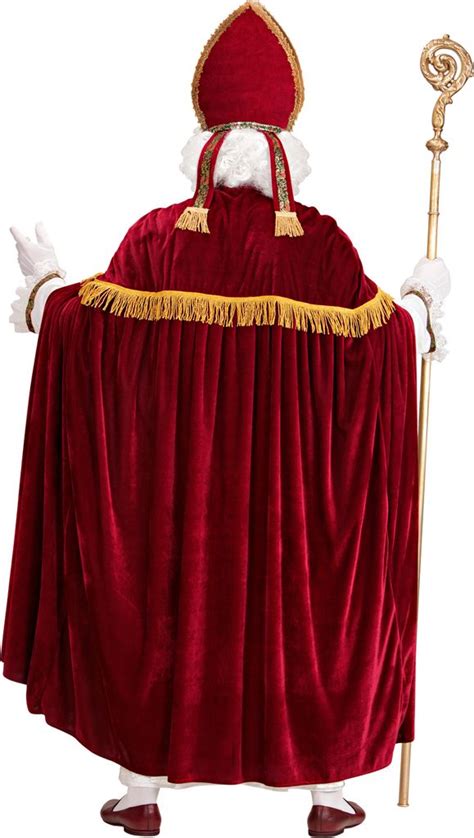 Obrázok zobrazujúci otca v kostýme princeznej s dievčatkom.