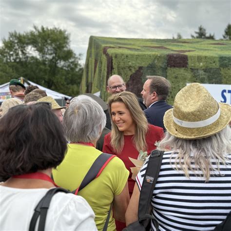 Fotografia z prostredia V-klubu počas bazáru s ľuďmi a vystavenými darovanými predmetmi