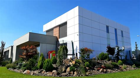 Ilustrácia: Fasáda domu ozdobená vonkajším vianočným osvetlením