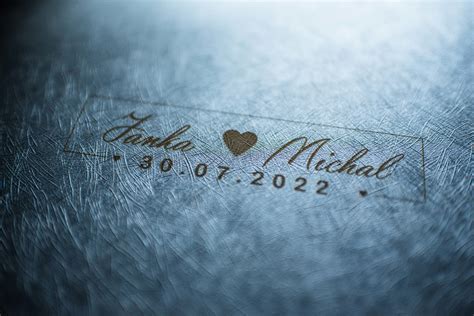 Ilustračná fotografia páru pri prezeraní svadobných fotografií