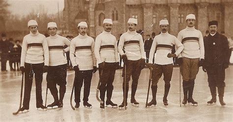 Historická fotografia športovcov v Štúrove z počiatkov organizovaného športu, ilustrujúca dobové dresy a vybavenie