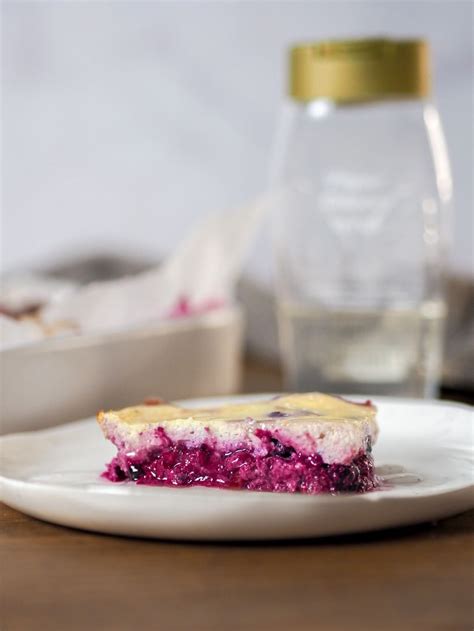 Ilustračná fotografia vianočného punču s ovocím a koreninami v hrnčeku