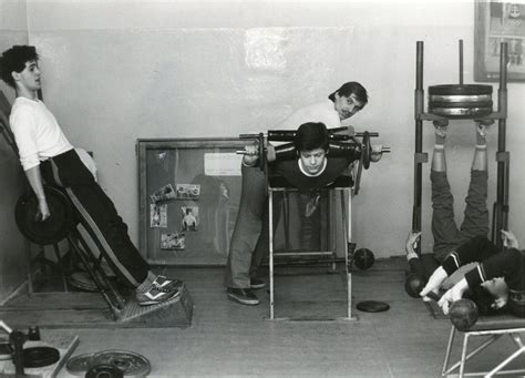 Archívna fotografia kolektívu z prvých rokov činnosti zariadenia v kontraste s moderným vybavením súčasnosti.