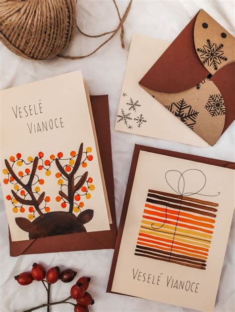 Ukážka vianočných pohľadníc vytvorených rôznymi technikami: s gombíkmi, cestovinami a odtlačkami prstov.