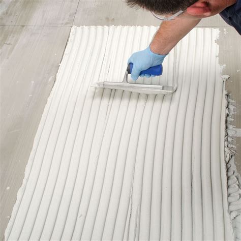 nanášanie lepidla a vkladanie špajdle