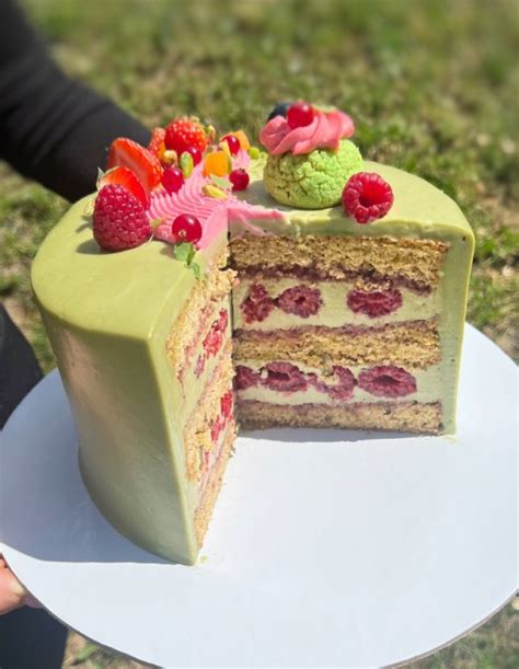 zeleno-žltá svadobná torta zdobená ovocím a listami