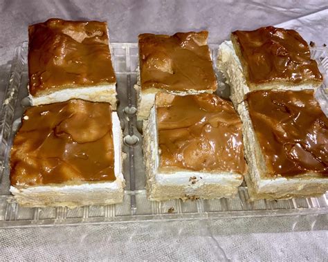 Čerstvo upečené diely medovníkového domčeka na plechu.