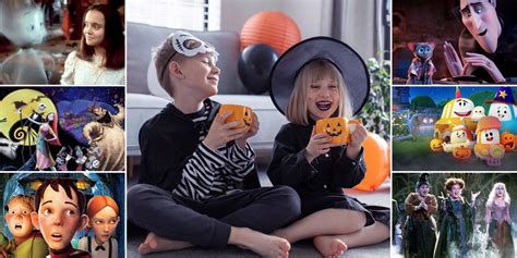 rodina sledujúca animovaný film s halloweenskou tematikou v obývačke