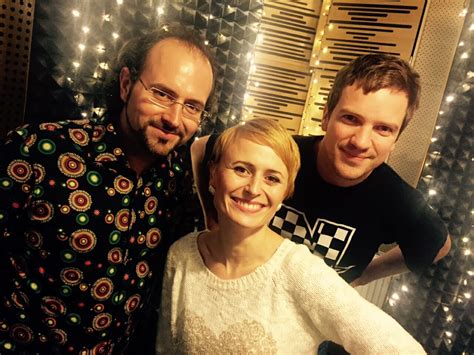 Koláž fotografií známych slovenských spevákov a hudobníkov, ktorí sa podieľali na projekte Nádej Vianoc