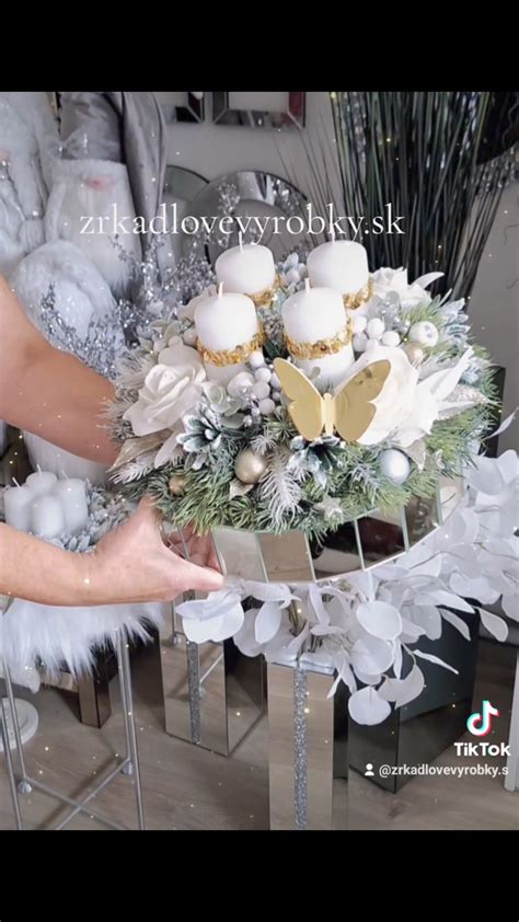 Vianočné dekorácie v bielych a strieborných tónoch pre elegantný minimalistický vzhľad