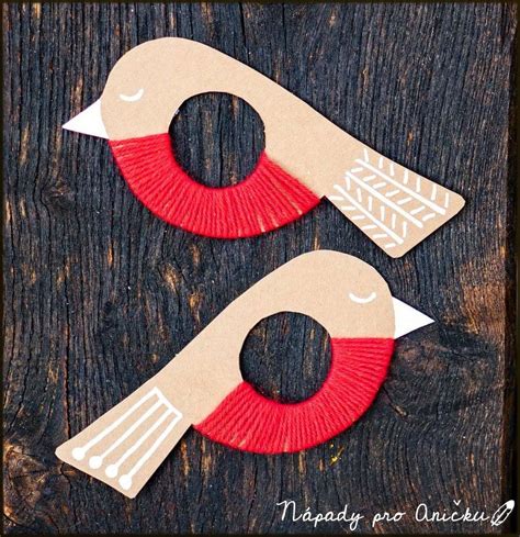 inšpiratívna koláž hotových papierových škrabošiek s rôznymi dekoráciami