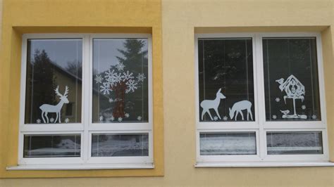 ukážka vianočnej výzdoby na oknách a nástenkách v triede